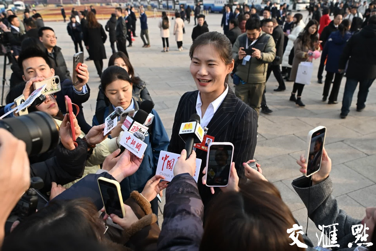 2025年3月5日，第十四届全国人民代表大会第三次会议在北京人民大会堂开幕。中外记者聚焦两会，向全世界传递中国声音。新华日报·交汇点记者 吴胜 万程鹏  摄