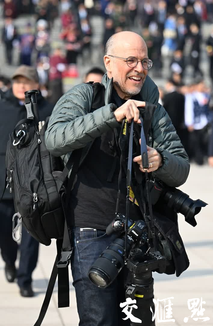 2025年3月5日，第十四届全国人民代表大会第三次会议在北京人民大会堂开幕。中外记者聚焦两会，向全世界传递中国声音。新华日报·交汇点记者 吴胜 万程鹏  摄