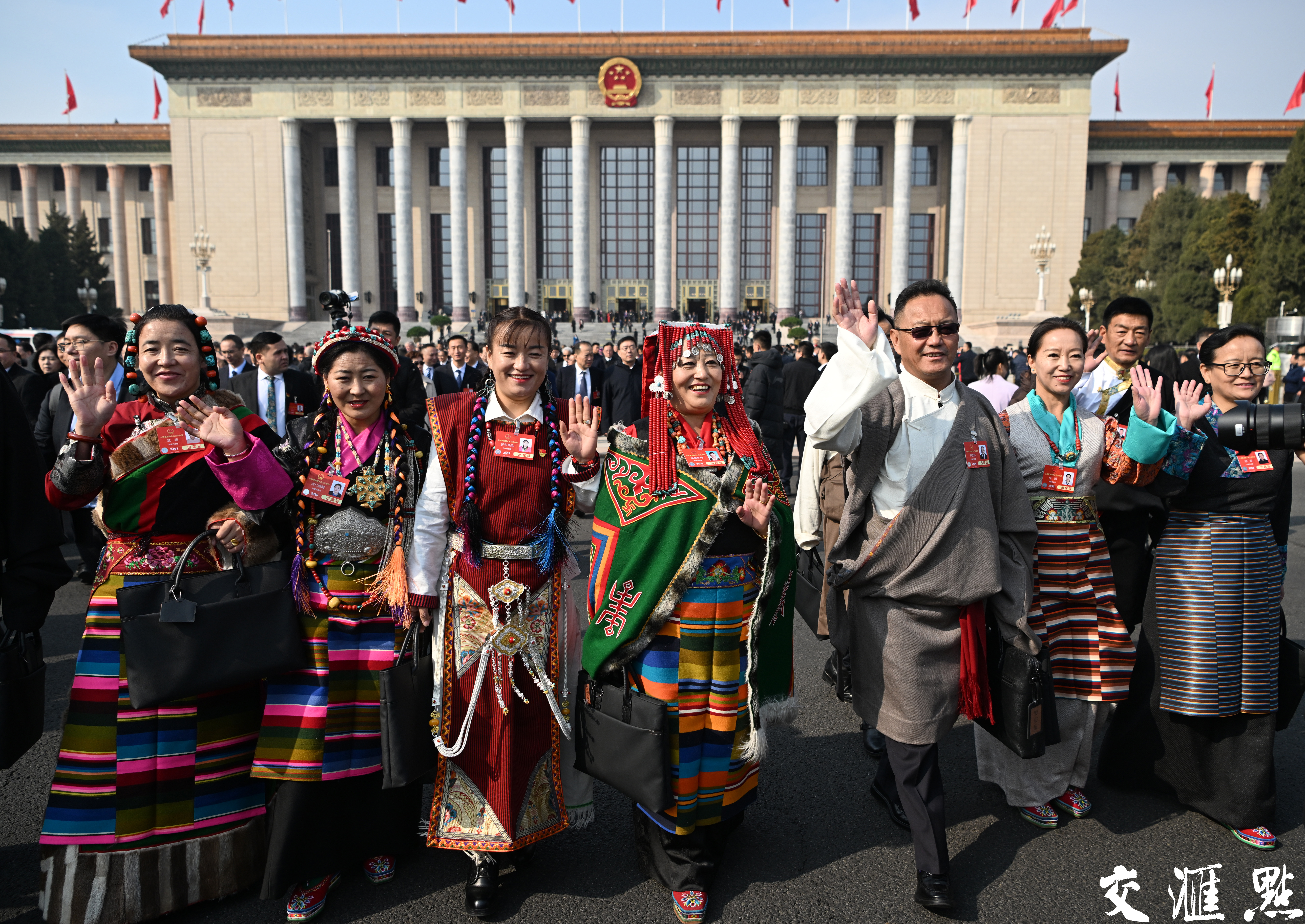 2025年3月5日，第十四届全国人民代表大会第三次会议在北京人民大会堂开幕。近3000名全国人大代表肩负人民重托，齐聚首都、共商国是，为推进中国式现代化贡献智慧和力量。
新华日报·交汇点记者 吴胜 万程鹏/摄  