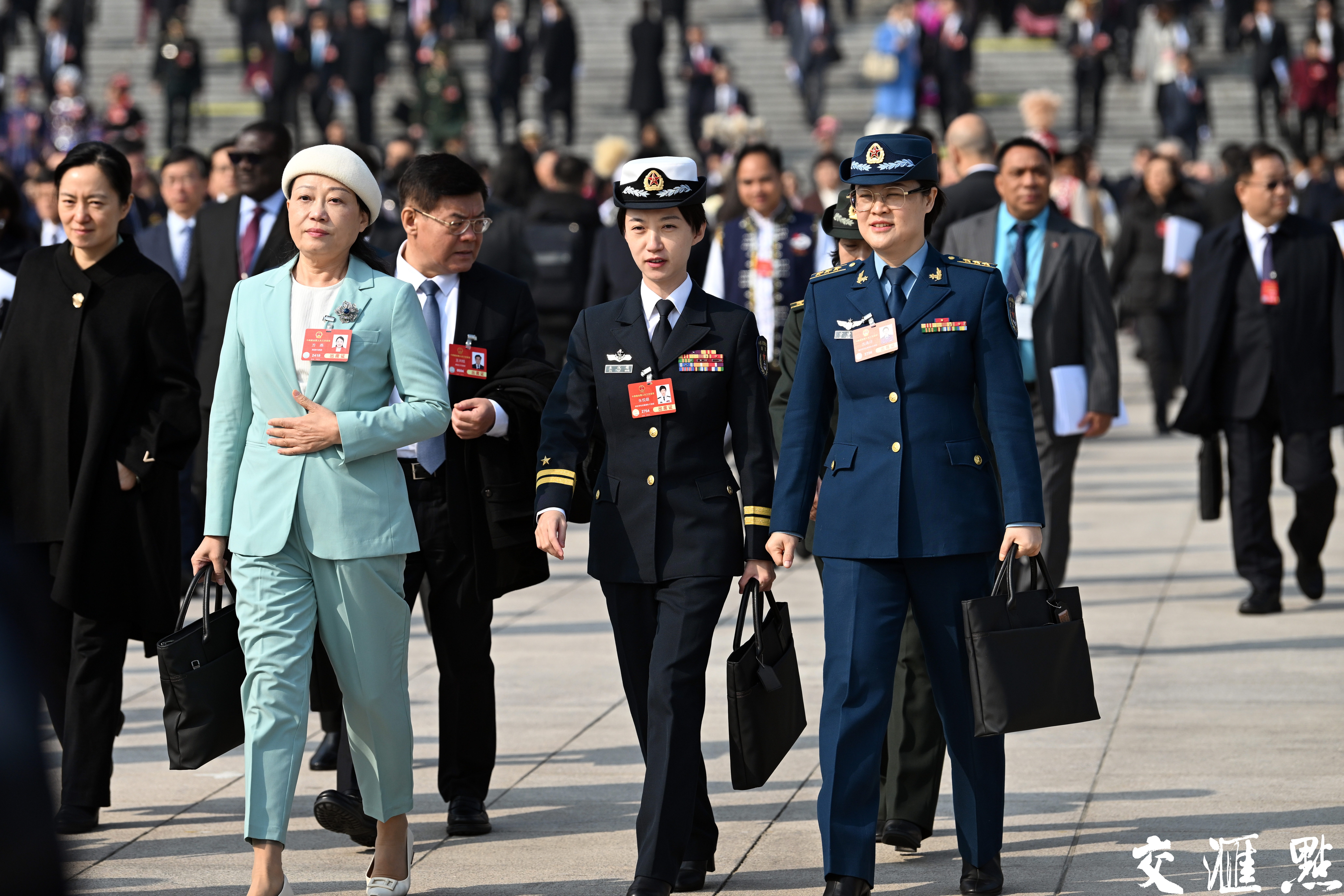 2025年3月5日，第十四届全国人民代表大会第三次会议在北京人民大会堂开幕。近3000名全国人大代表肩负人民重托，齐聚首都、共商国是，为推进中国式现代化贡献智慧和力量。
新华日报·交汇点记者 吴胜 万程鹏/摄  