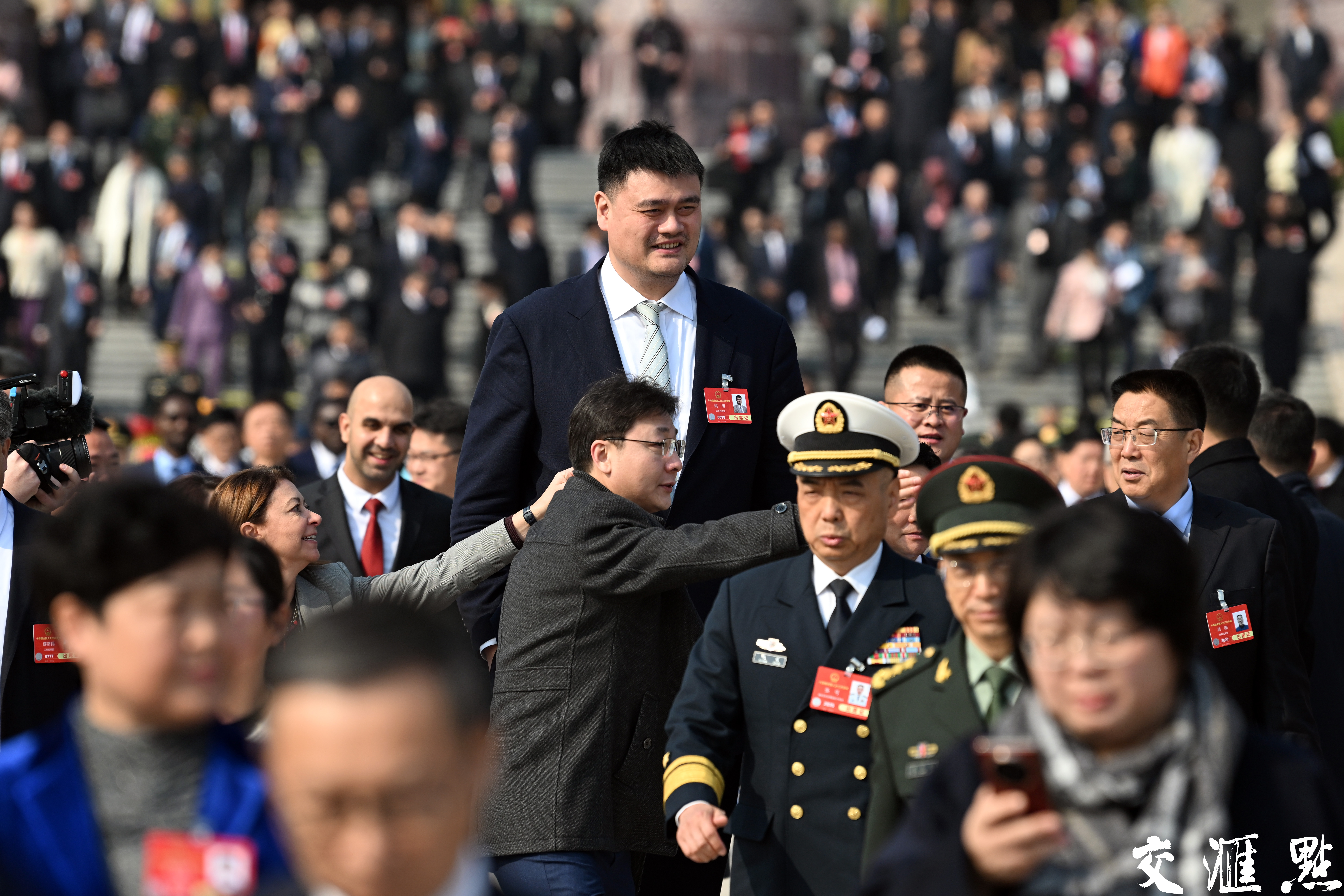 2025年3月5日，第十四届全国人民代表大会第三次会议在北京人民大会堂开幕。近3000名全国人大代表肩负人民重托，齐聚首都、共商国是，为推进中国式现代化贡献智慧和力量。
新华日报·交汇点记者 吴胜 万程鹏/摄  