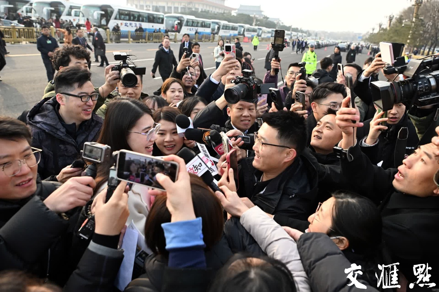 2025年3月5日，第十四届全国人民代表大会第三次会议在北京人民大会堂开幕。中外记者聚焦两会，向全世界传递中国声音。新华日报·交汇点记者 吴胜 万程鹏  摄