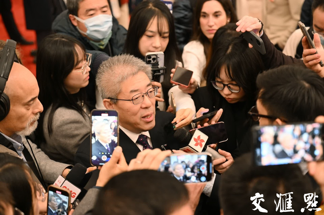 2025年3月5日，第十四届全国人民代表大会第三次会议在北京人民大会堂开幕。中外记者聚焦两会，向全世界传递中国声音。新华日报·交汇点记者 吴胜 万程鹏  摄