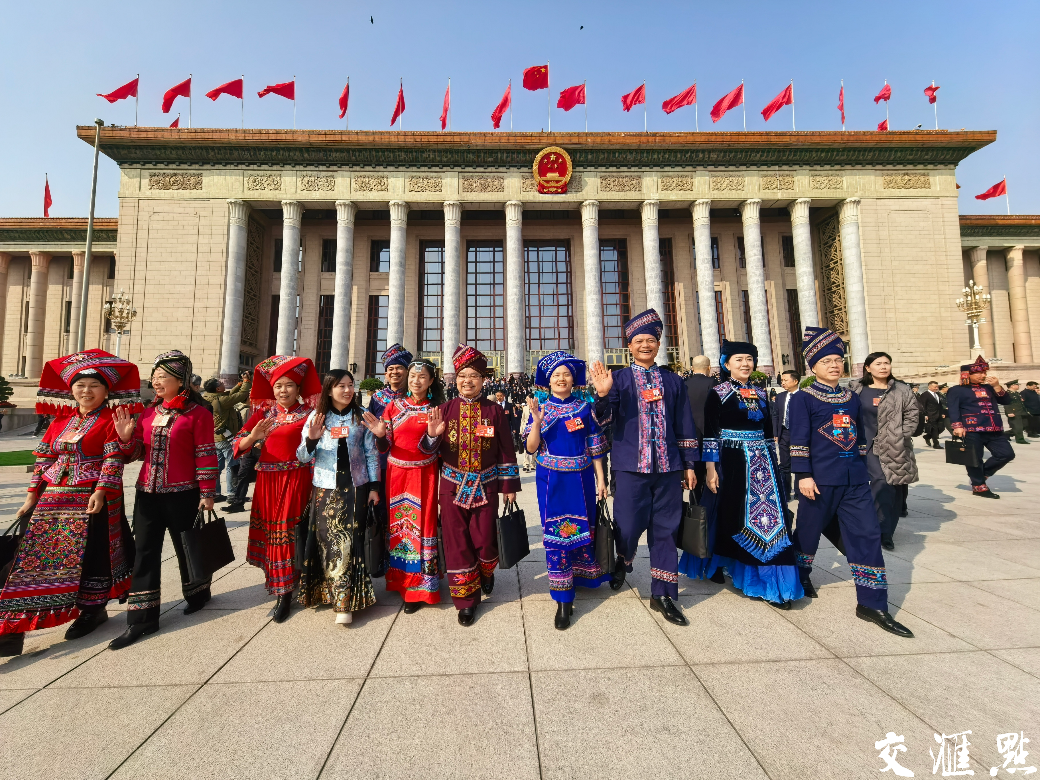 2025年3月5日，第十四届全国人民代表大会第三次会议在北京人民大会堂开幕。近3000名全国人大代表肩负人民重托，齐聚首都、共商国是，为推进中国式现代化贡献智慧和力量。
新华日报·交汇点记者 吴胜 万程鹏/摄  