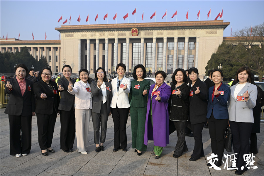 3月8日，“三八”国际妇女节，出席十四届全国人大三次会议的女代表意气风发走出人民大会堂。新华日报·交汇点记者 吴胜 万程鹏 摄