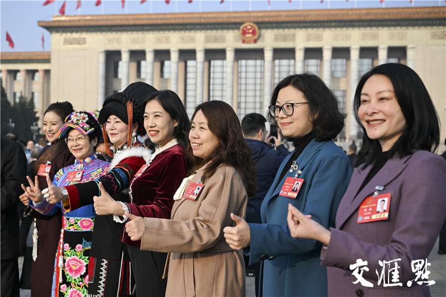 全国两会开幕以来，女代表积极建言献策，展示新时代女性的风采与担当，她们积极进取，以奋斗英姿绽放时代芳华。 