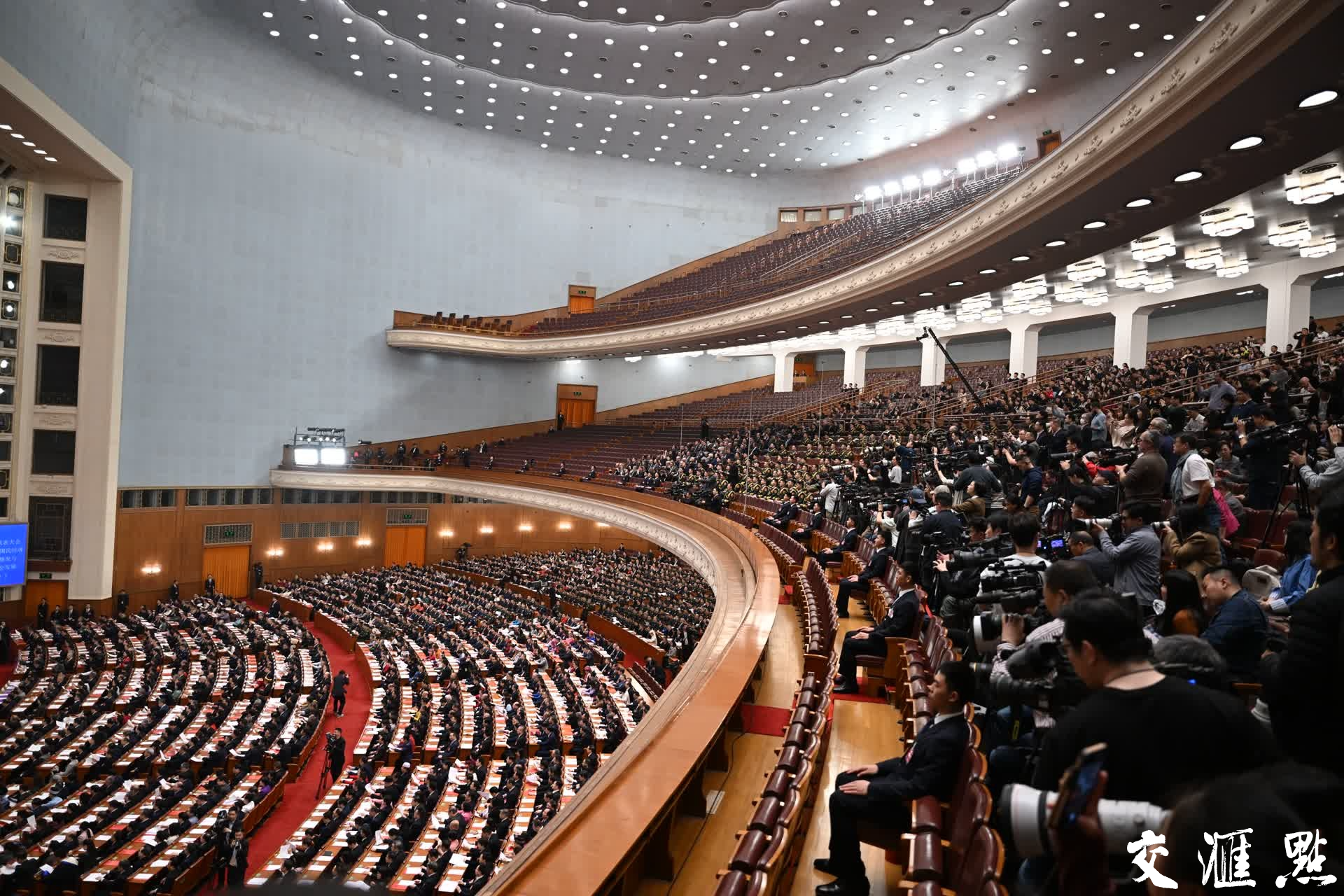 十四届全国人大三次会议在北京人民大会堂闭幕。
新华日报·交汇点记者 吴胜 万程鹏 摄