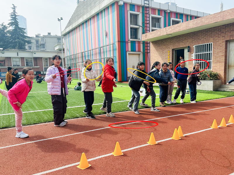南京鼓楼区第一中心小学以“让每个课间绽放成长光芒”为目标,打造传统游戏与特色项目相结合的智慧课间活动。通讯员 潘亮 南京日报/紫金山新闻记者 徐琦摄