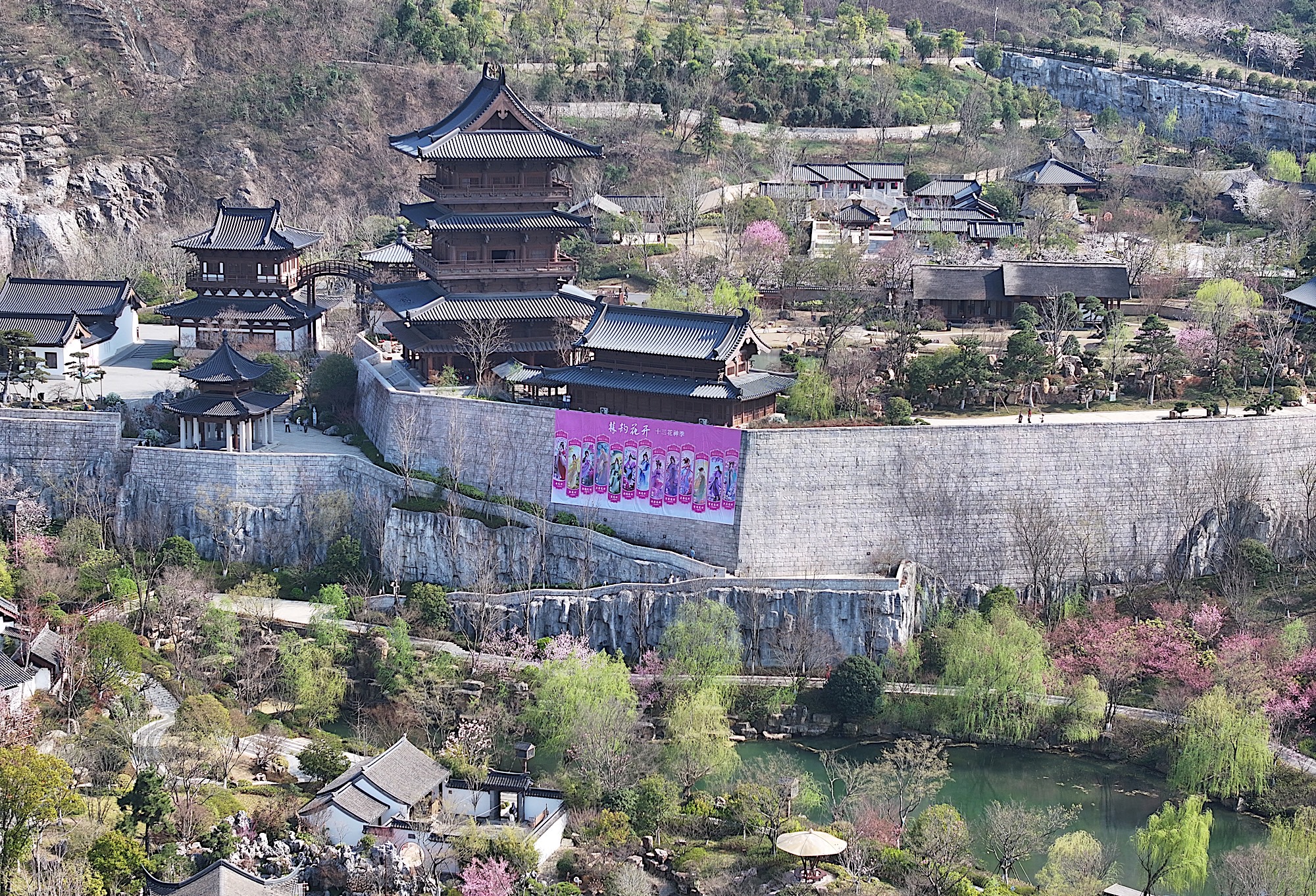 2025年3月22日，春意盎然的江苏园博园，正上演一场“苏韵十三园”与烂漫春花的诗意交响。
新华日报·交汇点记者 邵丹摄