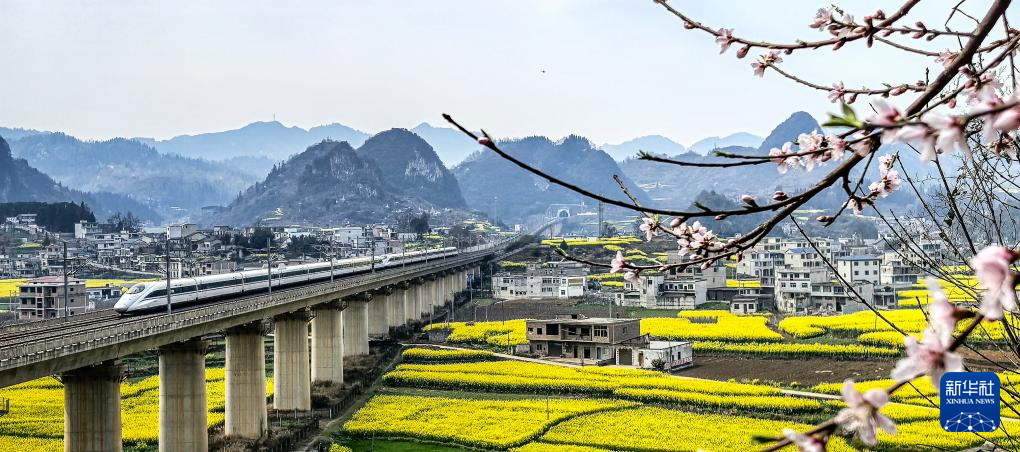 3月22日，安六高速铁路上的动车组列车驶过安顺市普定县化处镇（手机拍摄）。