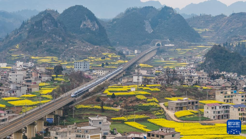 3月22日，安六高速铁路上的动车组列车驶过安顺市普定县化处镇（无人机照片）。