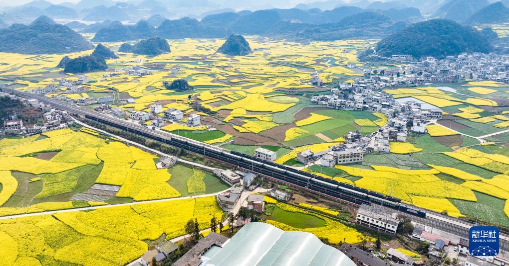 3月22日，安六高速铁路上的动车组列车驶过安顺市普定县化处镇（无人机照片）。