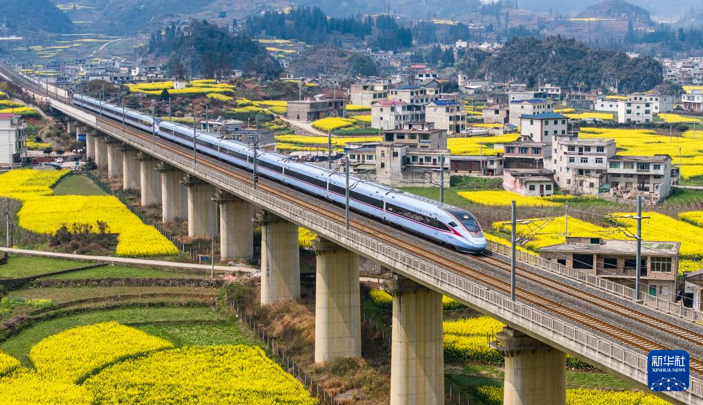 3月22日，安六高速铁路上的动车组列车驶过安顺市普定县化处镇（无人机照片）。