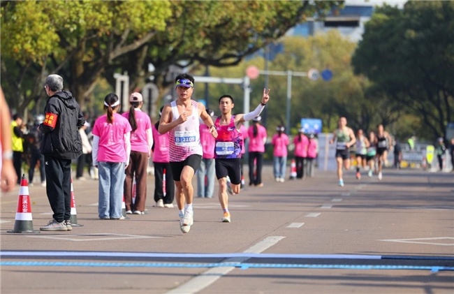 跑过兰溪更想你 兰溪第十届乡村马拉松赛鸣枪开跑