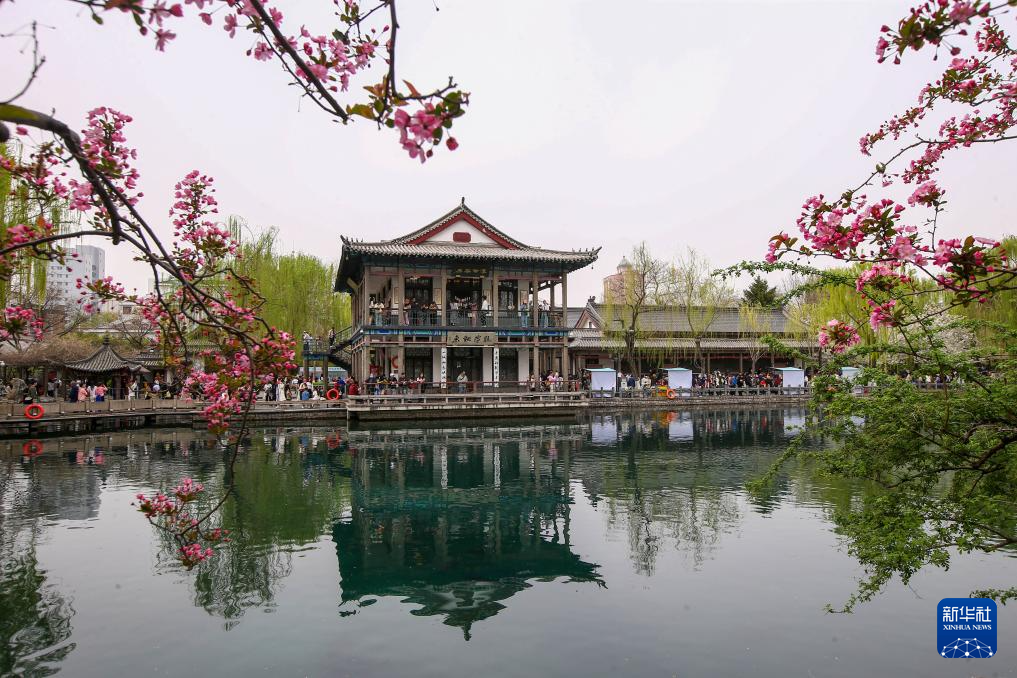 3月23日，游人在山东省济南市五龙潭公园踏春游玩。
春分过后，各地春意融融。人们纷纷来到户外踏青赏花，乐享春光。
新华社发（郝鑫城摄）