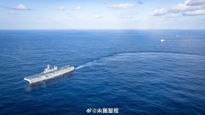 近日，海军某支队围绕舰艇海上补给、海上立体投送等多课目开展专项精练，有效检验了官兵临机处置能力，进一步提高了舰机人协同配合水平。