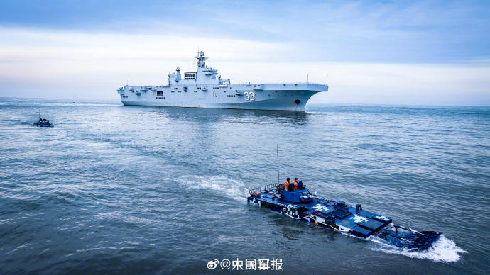 近日，海军某支队围绕舰艇海上补给、海上立体投送等多课目开展专项精练，有效检验了官兵临机处置能力，进一步提高了舰机人协同配合水平。