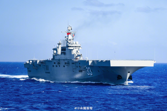 近日，海军某支队围绕舰艇海上补给、海上立体投送等多课目开展专项精练，有效检验了官兵临机处置能力，进一步提高了舰机人协同配合水平。