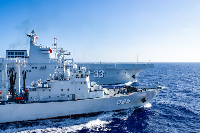 近日，海军某支队围绕舰艇海上补给、海上立体投送等多课目开展专项精练，有效检验了官兵临机处置能力，进一步提高了舰机人协同配合水平。