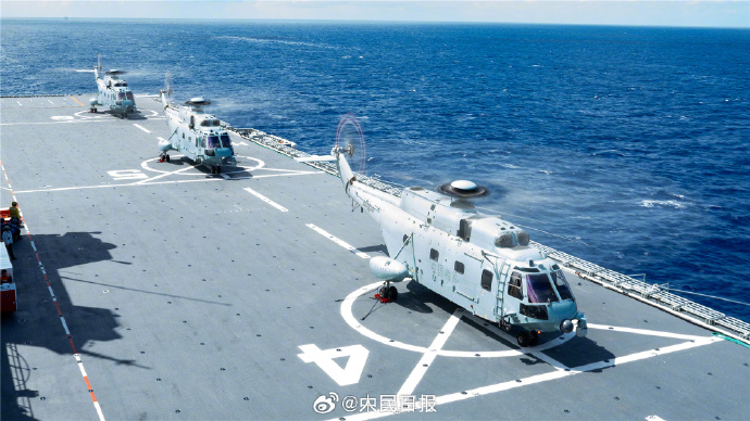 近日，海军某支队围绕舰艇海上补给、海上立体投送等多课目开展专项精练，有效检验了官兵临机处置能力，进一步提高了舰机人协同配合水平。