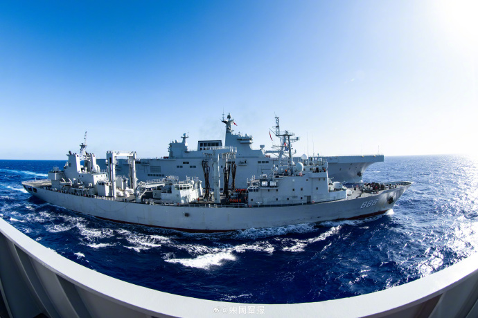 近日，海军某支队围绕舰艇海上补给、海上立体投送等多课目开展专项精练，有效检验了官兵临机处置能力，进一步提高了舰机人协同配合水平。