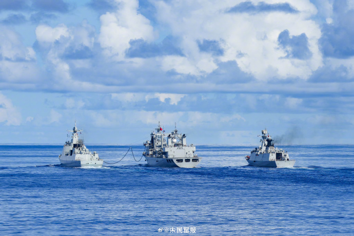 近日，海军某支队围绕舰艇海上补给、海上立体投送等多课目开展专项精练，有效检验了官兵临机处置能力，进一步提高了舰机人协同配合水平。