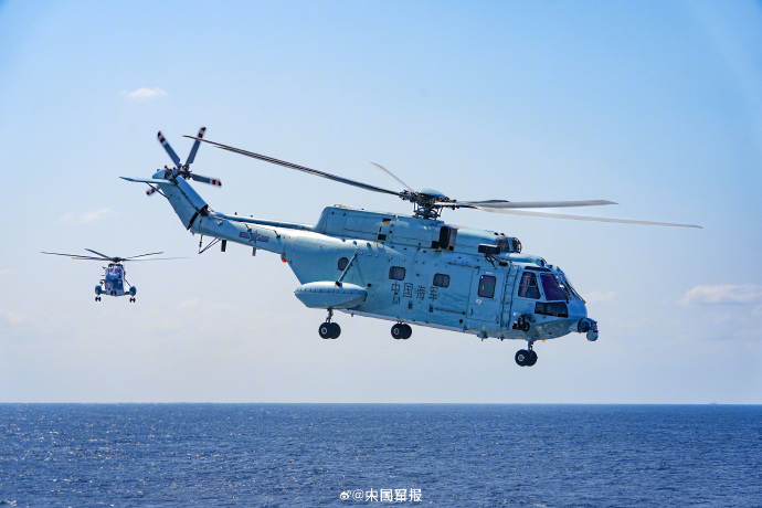 近日，海军某支队围绕舰艇海上补给、海上立体投送等多课目开展专项精练，有效检验了官兵临机处置能力，进一步提高了舰机人协同配合水平。