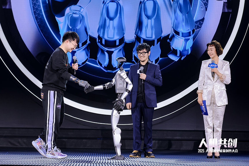 强脑科技体验官用仿生手与机器人握手。主办方供图