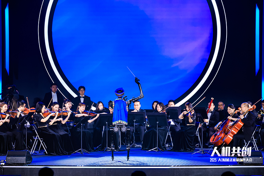 机器人“智音”与广西交响乐团合奏。主办方供图