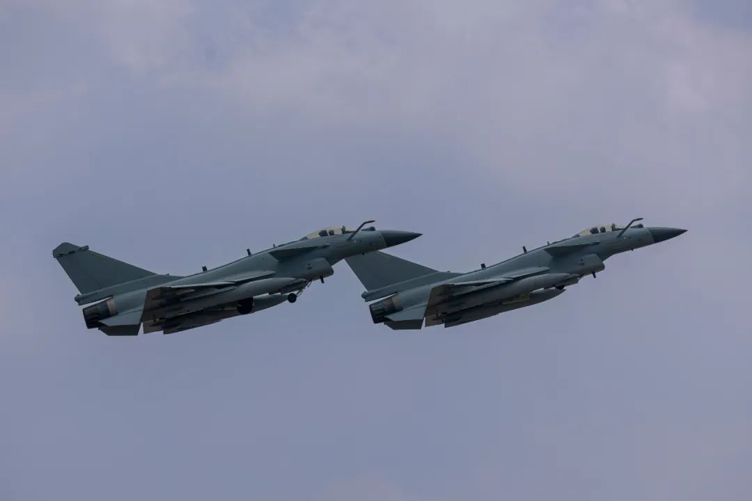 近日，南部战区空军航空兵某部开展实弹对地攻击训练。随着“起飞”的指令下达，推油门、拉杆，战机直奔任务空域。到达靶场空域后，飞行员立即调整飞行姿态。接到发射指令，瞄准、锁定、发射，机翼两侧下瞬间火光闪烁，数枚火箭弹呼啸而出直扑靶标。（来源：中国军号）