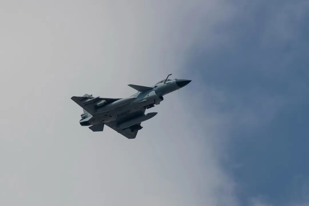 近日，南部战区空军航空兵某部开展实弹对地攻击训练。随着“起飞”的指令下达，推油门、拉杆，战机直奔任务空域。