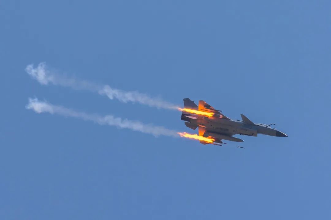 近日，南部战区空军航空兵某部开展实弹对地攻击训练。随着“起飞”的指令下达，推油门、拉杆，战机直奔任务空域。