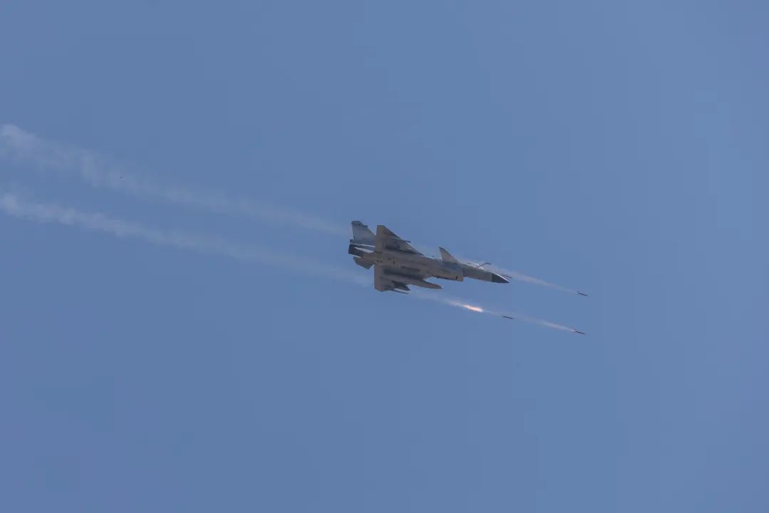 到达靶场空域后，飞行员立即调整飞行姿态。接到发射指令，瞄准、锁定、发射，机翼两侧下瞬间火光闪烁，数枚火箭弹呼啸而出直扑靶标。