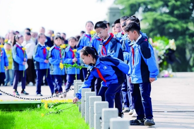 4月4日，雨花英烈亲属、南京市中小学生代表、消防武警、医护人员、雨花台烈士陵园管理局职工代表等400名社会各界人士齐聚雨花台烈士陵园纪念碑广场，向革命烈士默哀致敬，献上鲜花。 南京日报/紫金山新闻记者 冯芃 摄