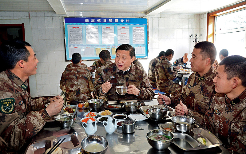 2014年1月26日,习近平主席专程来到内蒙古军区边防某部,亲切看望慰问戍边官兵。这是在连队食堂,习近平主席同战士们一起用餐。