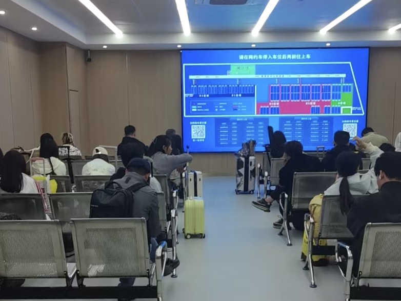 旅客在P7停车场候车区，等待网约车。