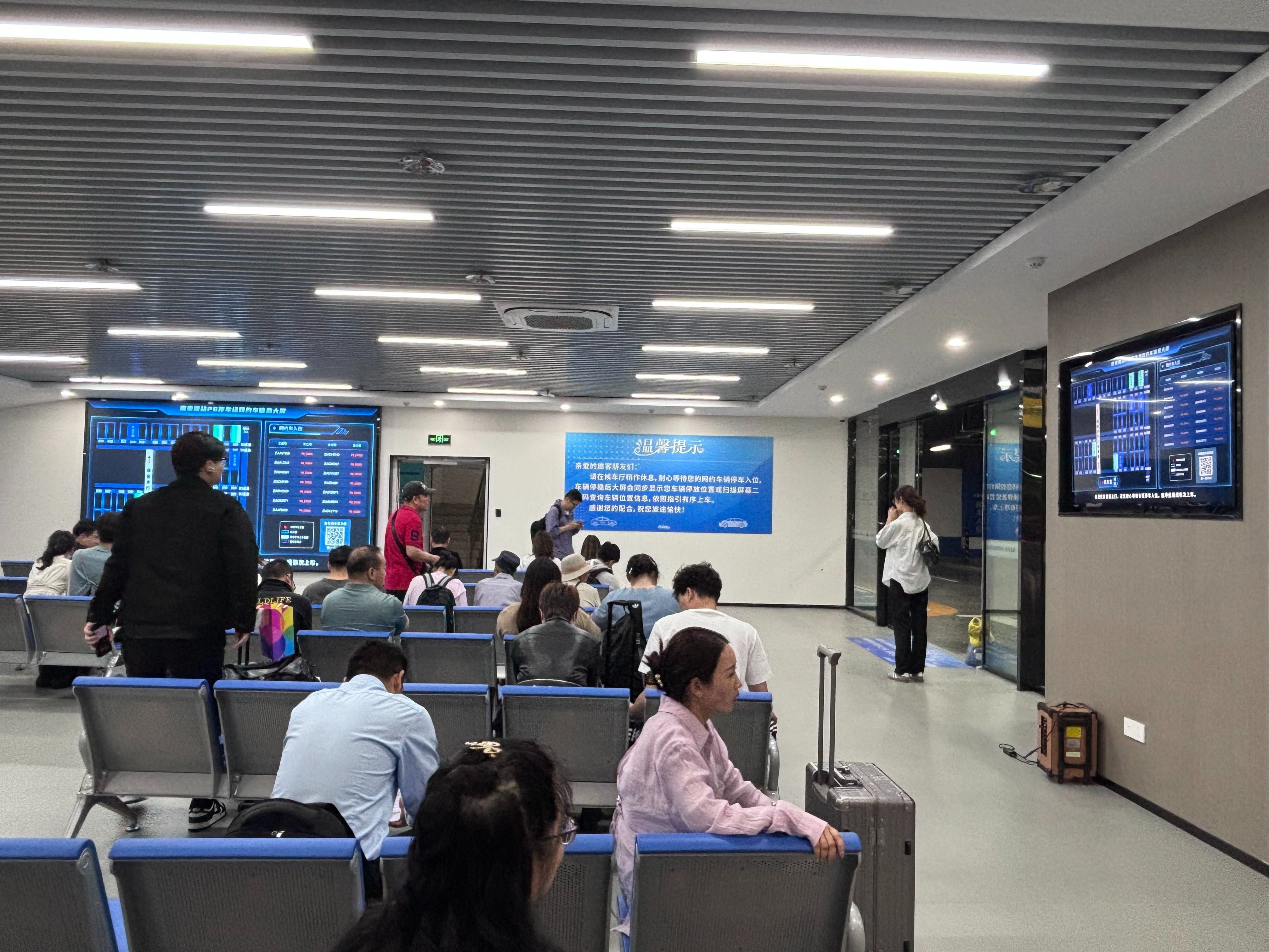 旅客在新改造的P6停车场，等候网约车。