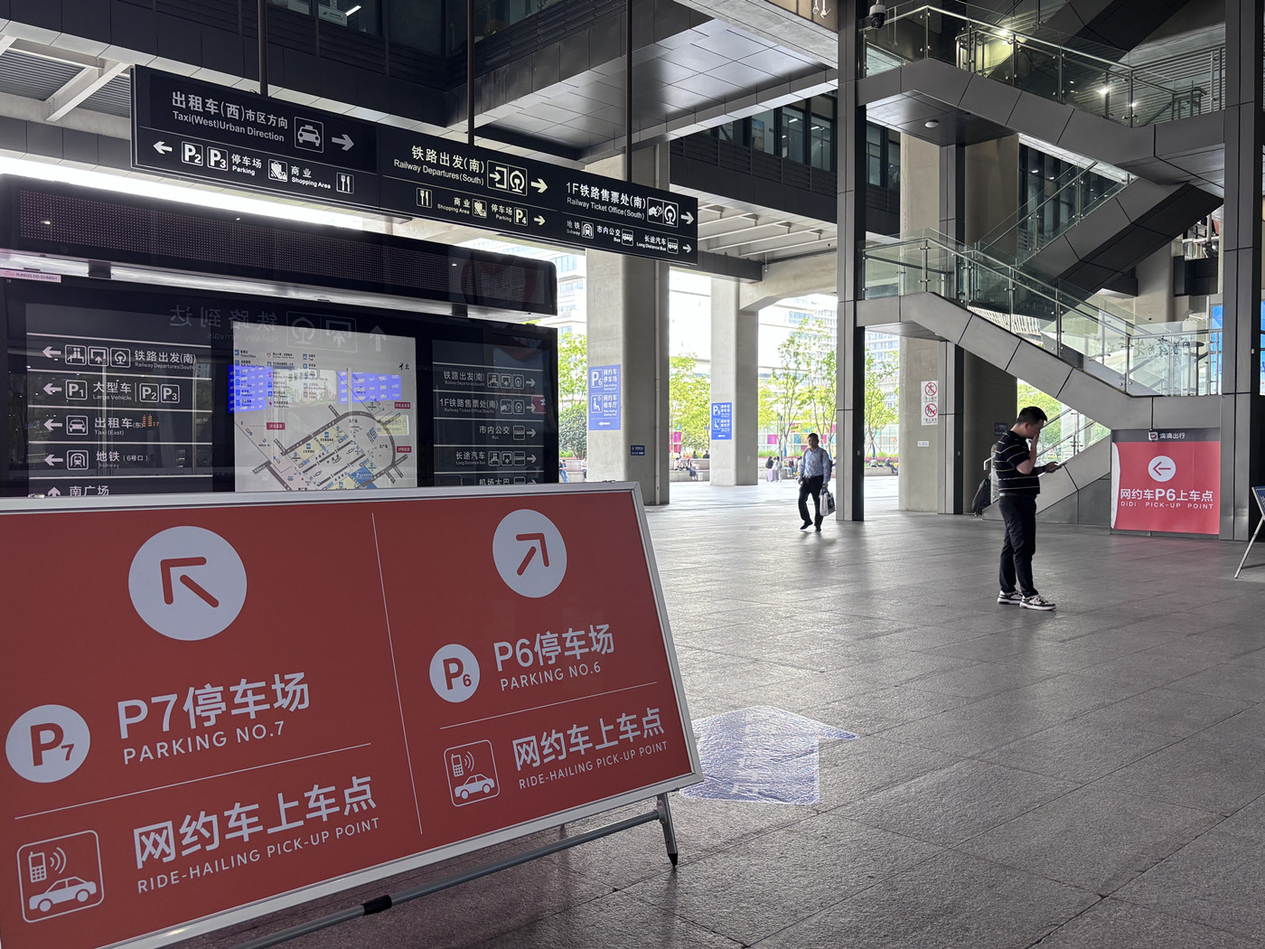 南站广场增加了停车场及打车引导标识。
