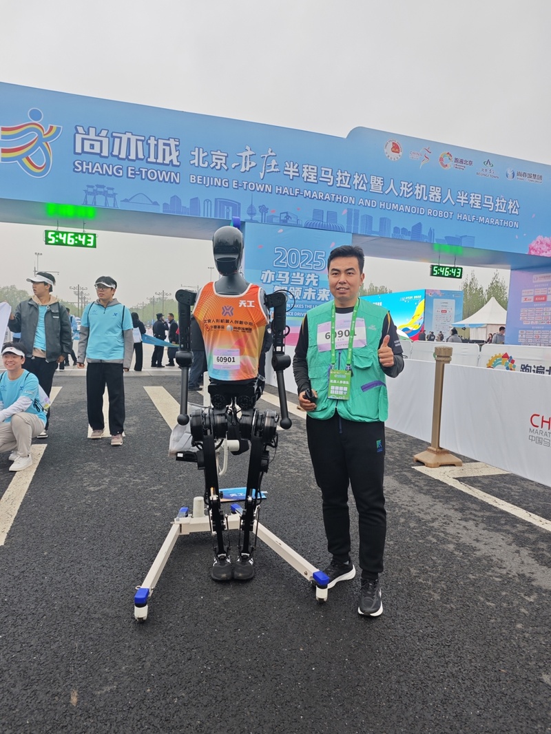 完赛后,贾宁和天工合影。 受访者供图