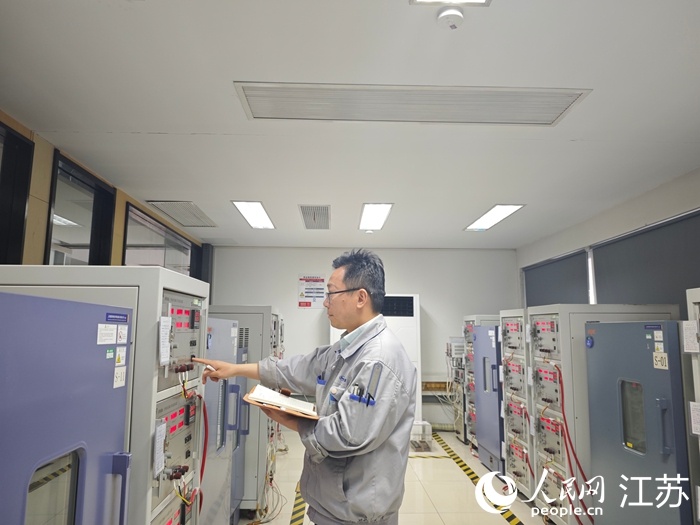 江海股份开发部部长钱鹏在做实验。人民网记者 王继亮摄