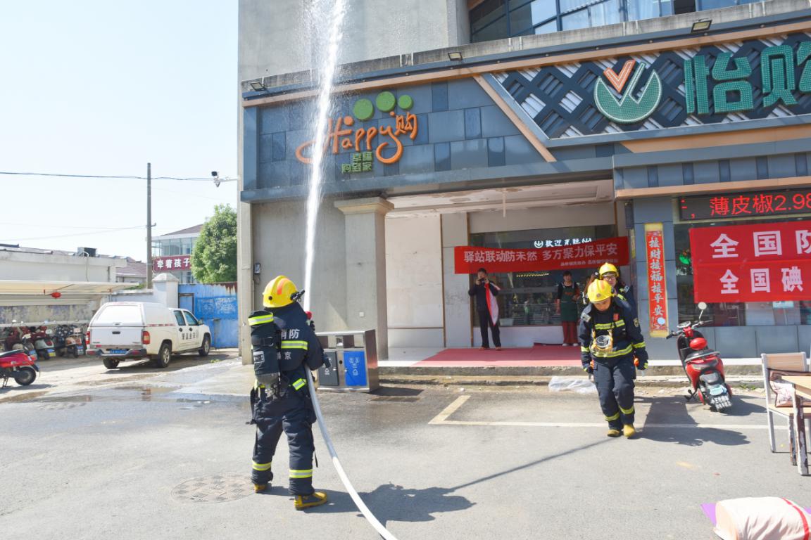 图为模拟晶桥镇陶村社区一超市发生火灾，开展火灾应急疏散逃生、消防人员迅速扑灭火灾、搜索转移受伤群众演练