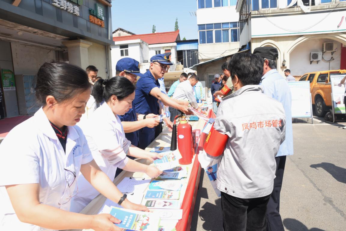 图为晶桥镇各部门还向社区居民集中发放了防灾减灾知识宣传手册，向居民门普及灾害风险知识和避险自救互救技能
