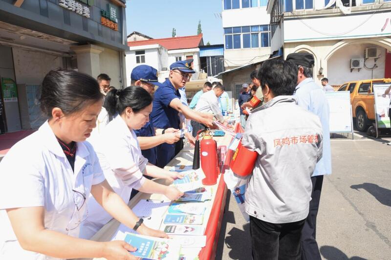 图为晶桥镇各部门还向社区居民集中发放了防灾减灾知识宣传手册,向居民门普及灾害风险知识和避险自救互救技能