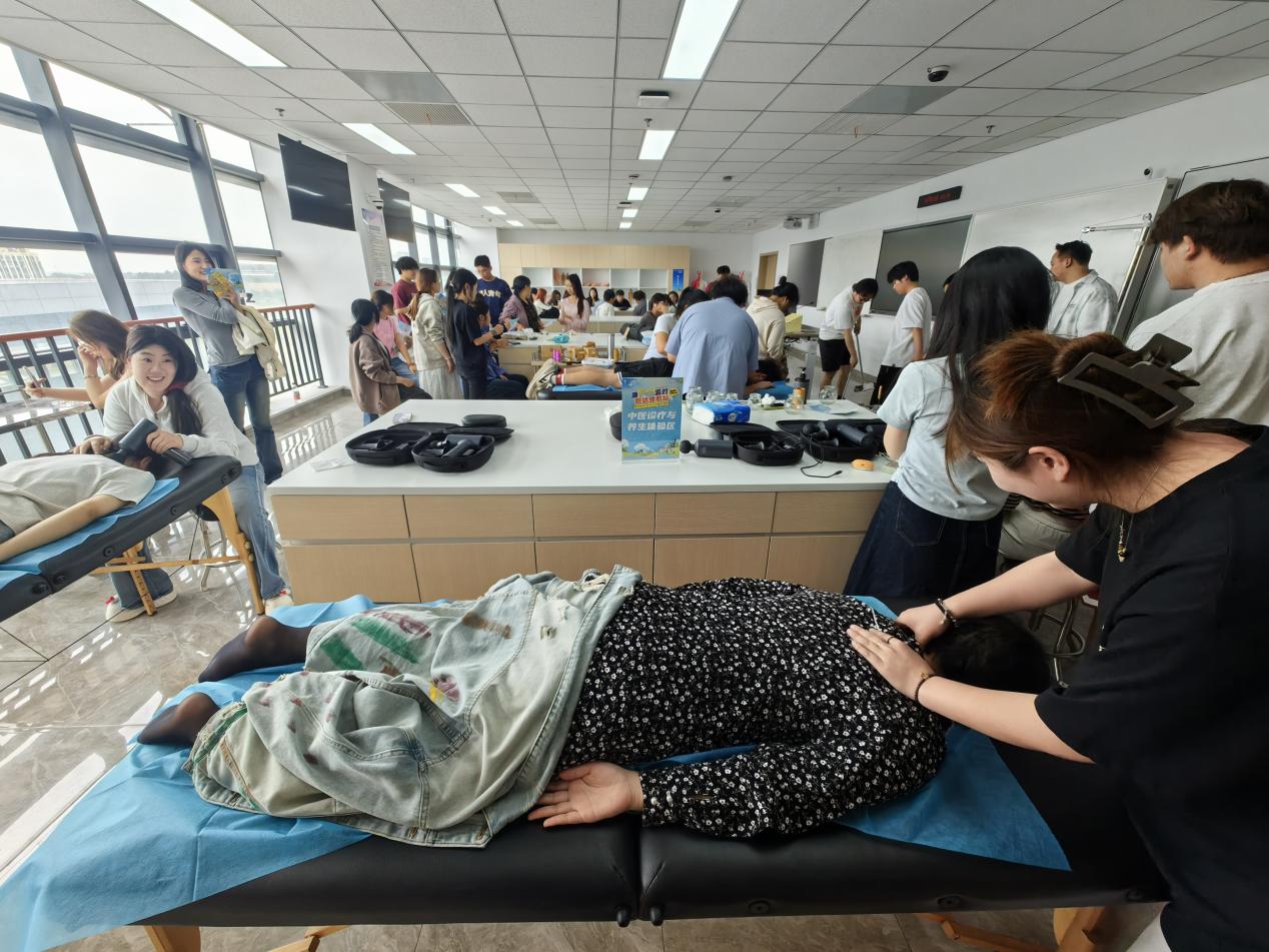 当传统养生邂逅健康科技，南京城职院首届康养市集 “养生感”拉满