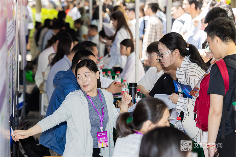 5月18日，2025“南京人才日”系列活动——“IN南京，邀宁来”毕业生专场招聘会在南京航空航天大学将军路校区举行。招聘会汇聚180家用人单位，涵盖产业龙头、本地名企、国企央企、事业单位等，提供超4000个就业岗位，吸引众多毕业生前来应聘。新华日报·交汇点记者 赵亚玲 蒋文超 摄