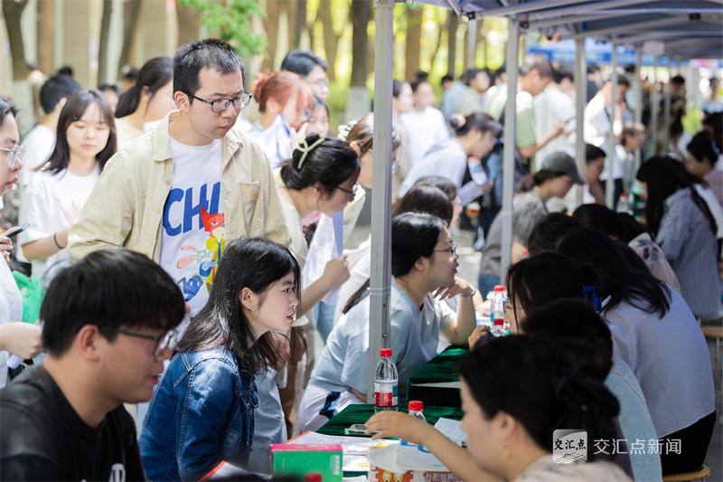 5月18日，2025“南京人才日”系列活动——“IN南京，邀宁来”毕业生专场招聘会在南京航空航天大学将军路校区举行。招聘会汇聚180家用人单位，涵盖产业龙头、本地名企、国企央企、事业单位等，提供超4000个就业岗位，吸引众多毕业生前来应聘。新华日报·交汇点记者 赵亚玲 蒋文超 摄