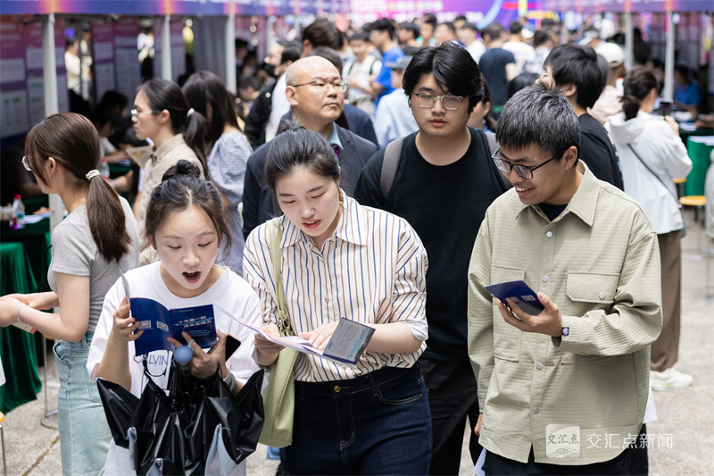 5月18日，2025“南京人才日”系列活动——“IN南京，邀宁来”毕业生专场招聘会在南京航空航天大学将军路校区举行。招聘会汇聚180家用人单位，涵盖产业龙头、本地名企、国企央企、事业单位等，提供超4000个就业岗位，吸引众多毕业生前来应聘。新华日报·交汇点记者 赵亚玲 蒋文超 摄
