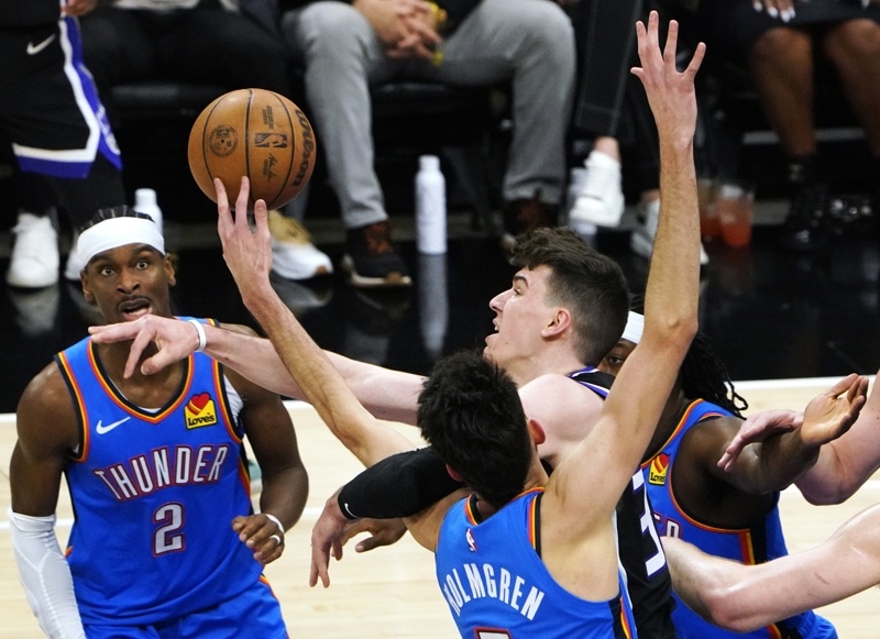 (体育)(1)篮球——NBA常规赛:雷霆胜国王