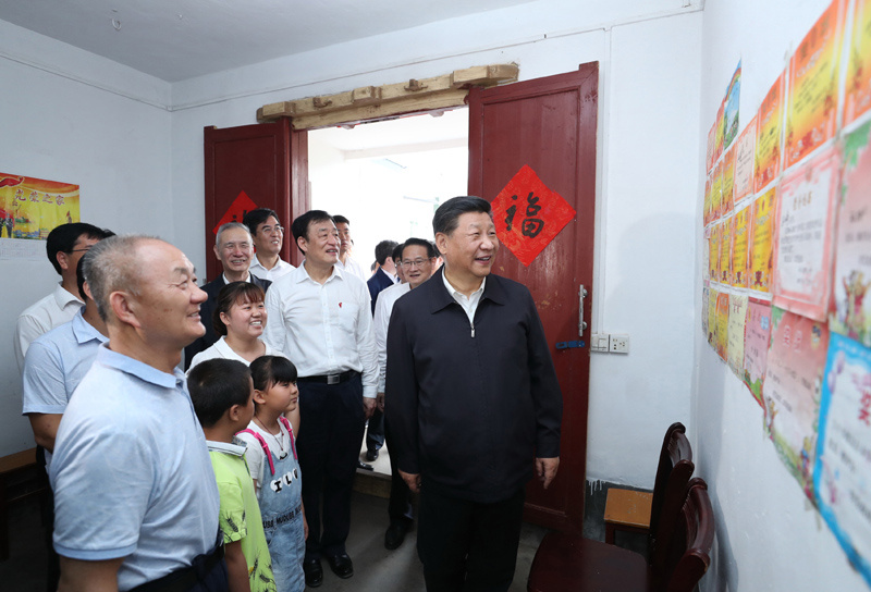 2019年5月20日,习近平总书记在江西省赣州市于都县梓山镇潭头村看望村民孙观发一家人。