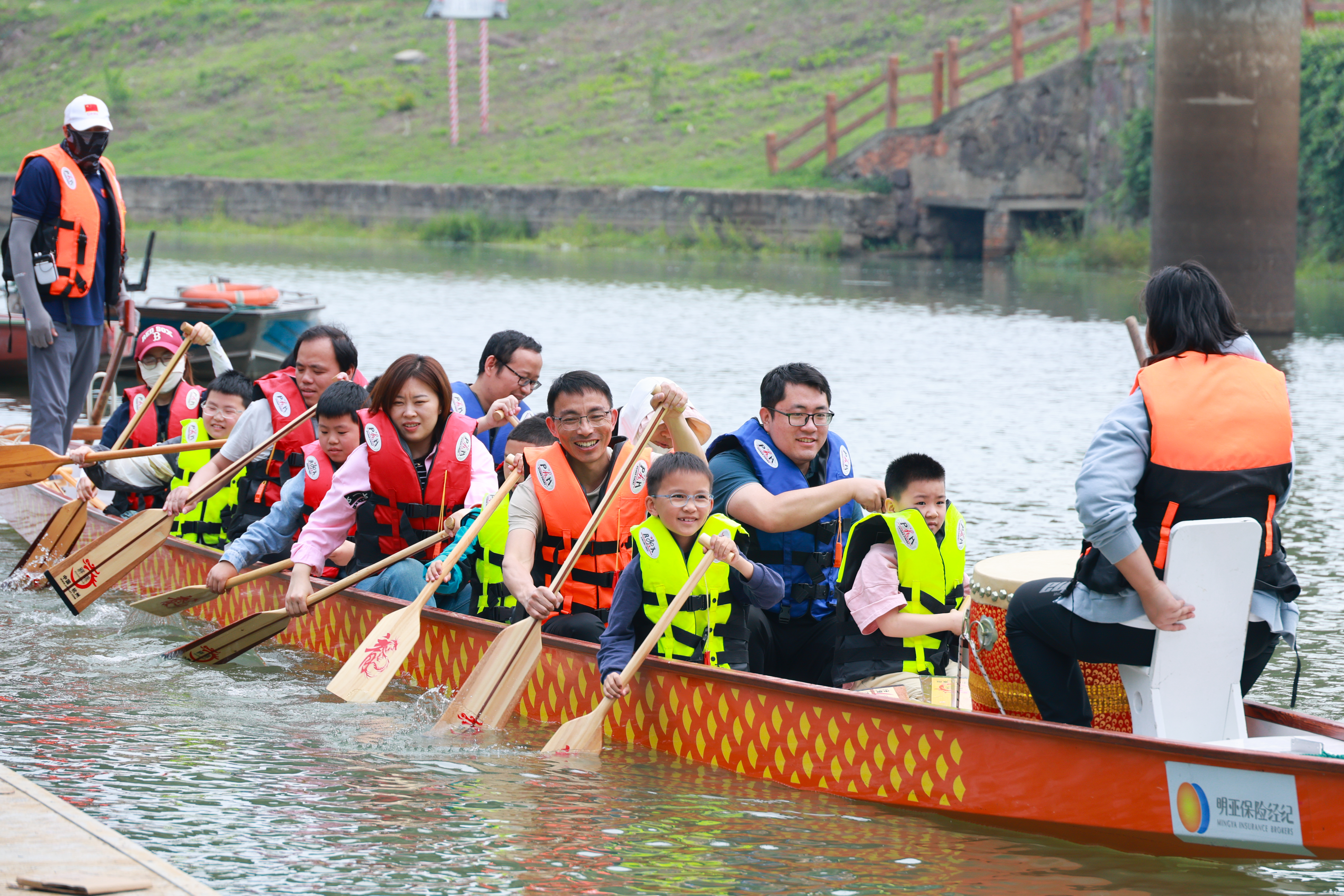      南京溧水，秦淮河发源之地。溧水洪蓝街道旧称“洪蓝埠”，曾为漕运枢纽，端午划龙舟之俗自明清沿袭。因历史变迁中断七十二载后，2023年龙舟竞渡重归溧水，以“洪蓝速度”跃升为端午文化地标。2025年第三届大赛将至，洪蓝街道以“龙游少年·亲子龙舟体验”为序章，邀市民共赴一场传统与活力交融的端午盛宴。5月24日，首批亲子家庭在胭脂河洪蓝集镇段以“沉浸式体验”触摸端午文脉。